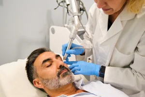Hombre antes de una blefaroplastia con láser plexr