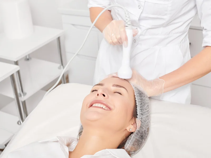 Mujer en una sesión de radiofrecuencia facial.