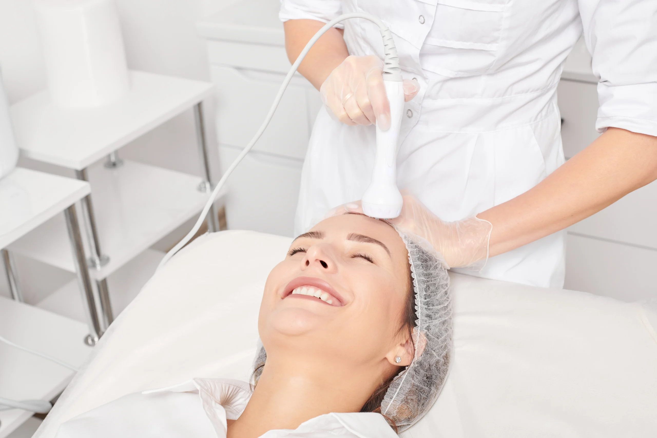 Mujer en una sesión de radiofrecuencia facial.