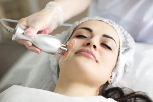 Mujer en una sesión de radiofrecuencia facial.