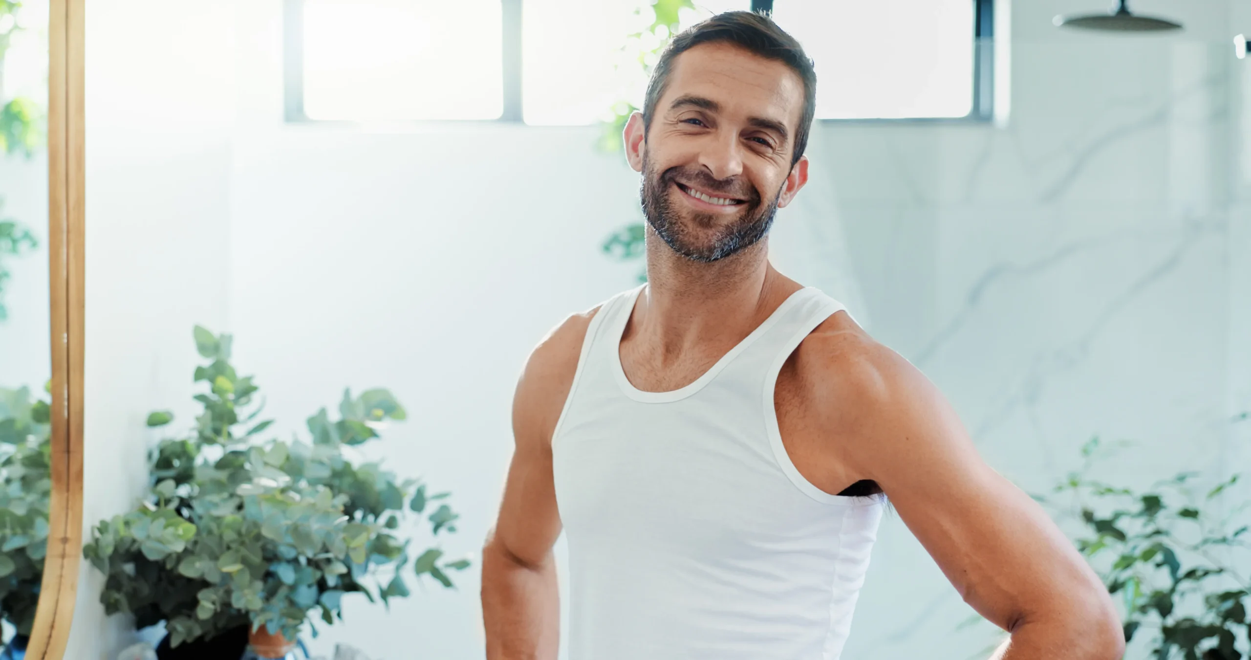 Hombre feliz tras pasar por ginecomastia.