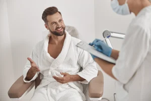 Hombre explicando al médico sus preocupaciones.