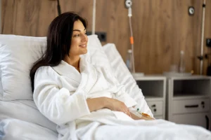 Mujer en rehabilitación tras una operación de pecho.