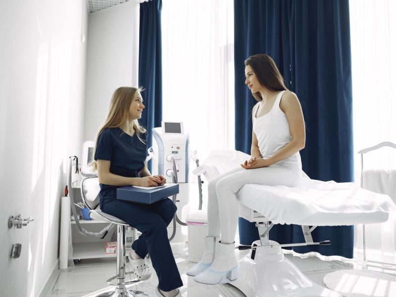 doctora y paciente en consulta