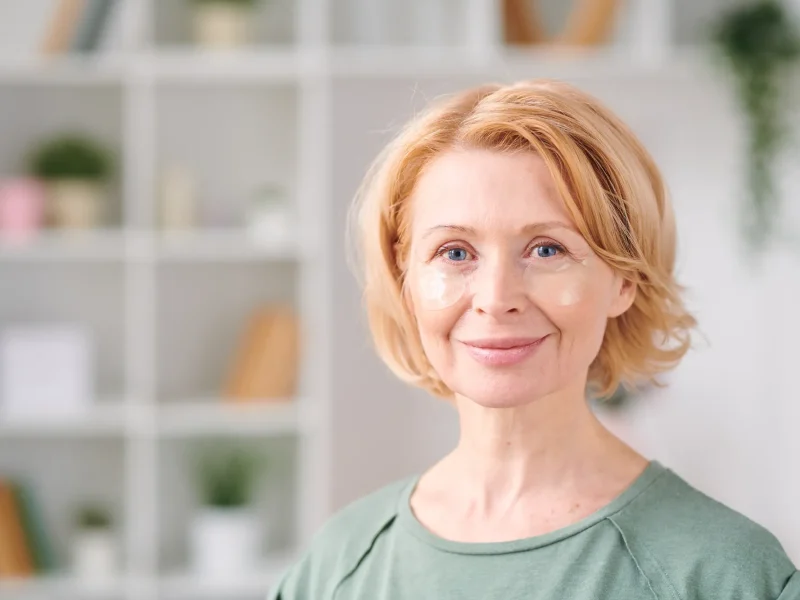 Mujer madura que acude para combatir la flacidez facial.