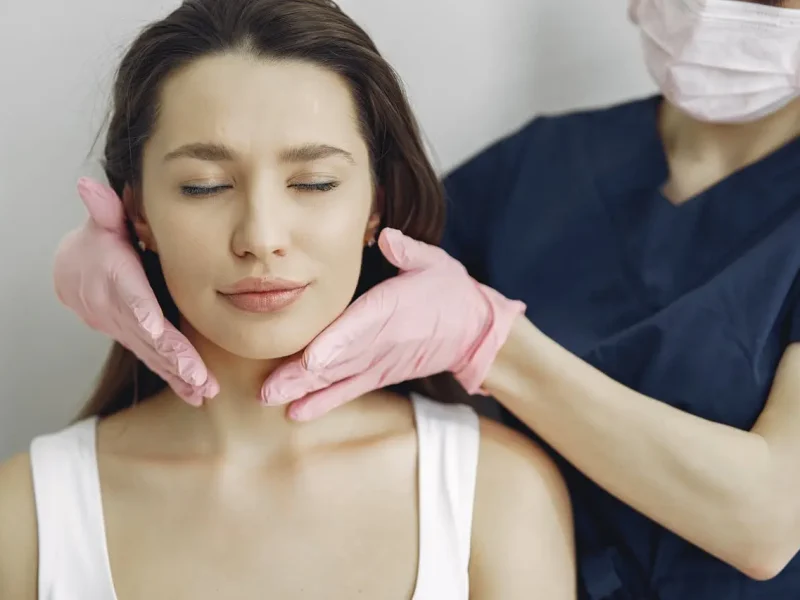 especialista chequeando resultados de tratamiento con hilos tensores