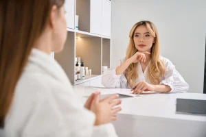 Mujer acudiendo a consulta por sudor axilar excesivo.