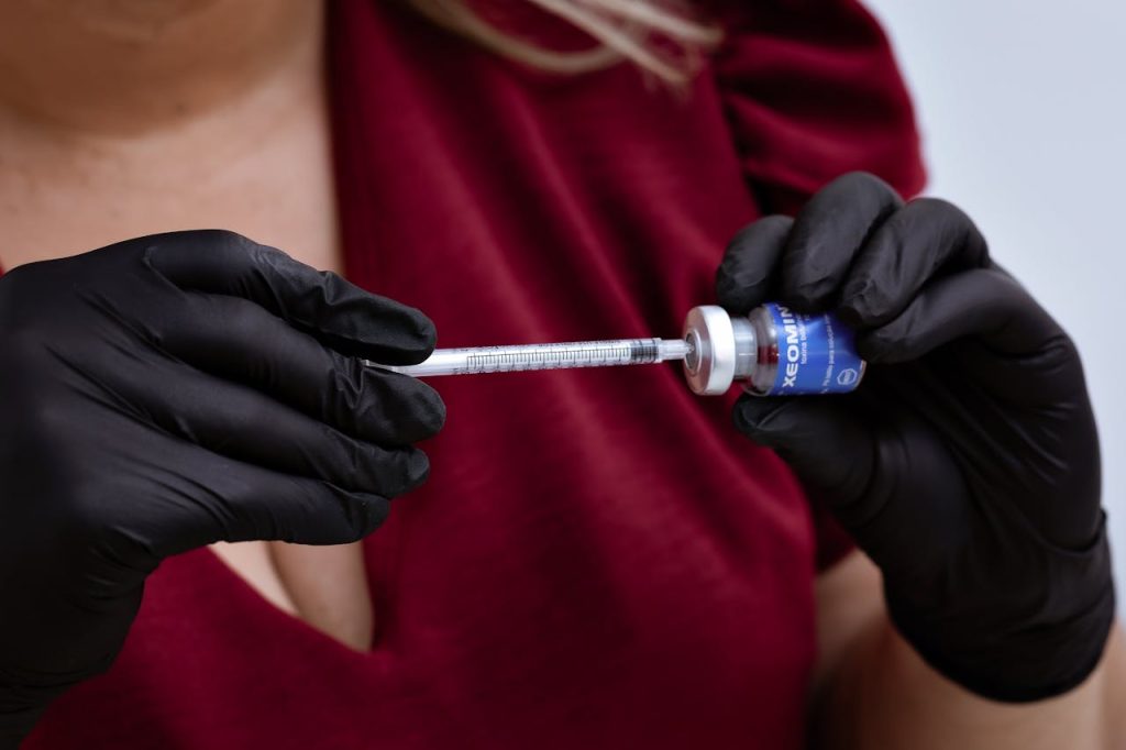 doctora preparando botox para tratamiento